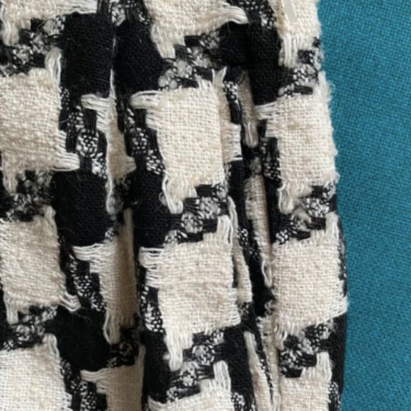 Jupe classique noire et blanche _Black & White Classic Skirt â Timeless Elegance - Picture 4 of 9